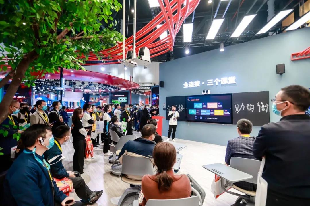 奧威亞獨(dú)家冠名第80屆教裝展，“全連接”理念驚艷登場(chǎng)